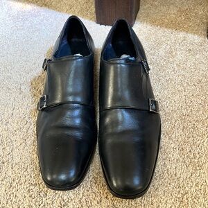 Hugo Boss mens SZ 9.5 black leather shoes.